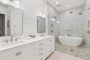 Douche, séchoir à cheveux, serviettes fournies