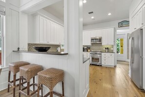 Kylskåp, mikrovågsugn, ugn och spishäll