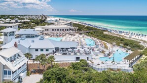 Um resort com várias piscinas, acesso à praia e vista para o oceano.