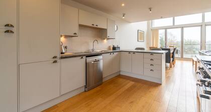 Muntjac Lodge, Cotswold Water Park, sleeps 10 guests in 5 bedrooms