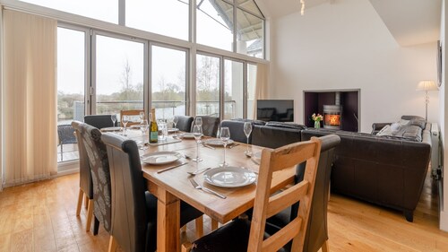 Muntjac Lodge, Cotswold Water Park, sleeps 10 guests in 5 bedrooms