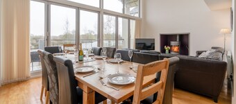 Muntjac Lodge, Cotswold Water Park, sleeps 10 guests in 5 bedrooms