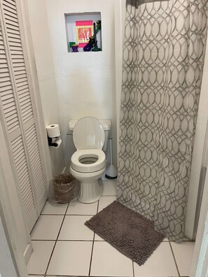 Douche, sèche-cheveux, serviettes fournies