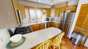 Kylskåp, mikrovågsugn, ugn och spishäll