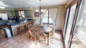 Dining - Wildwood - Updated - Under New Management - In Town - Washer/Dryer - Fire Pit - (Red River)