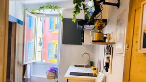 Wasserkocher mit Kaffee-/Teezubehör, Kühlschrank, Mikrowelle, Toaster