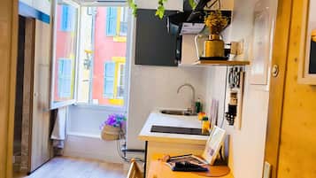 Kühlschrank, Mikrowelle, Wasserkocher mit Kaffee-/Teezubehör, Toaster