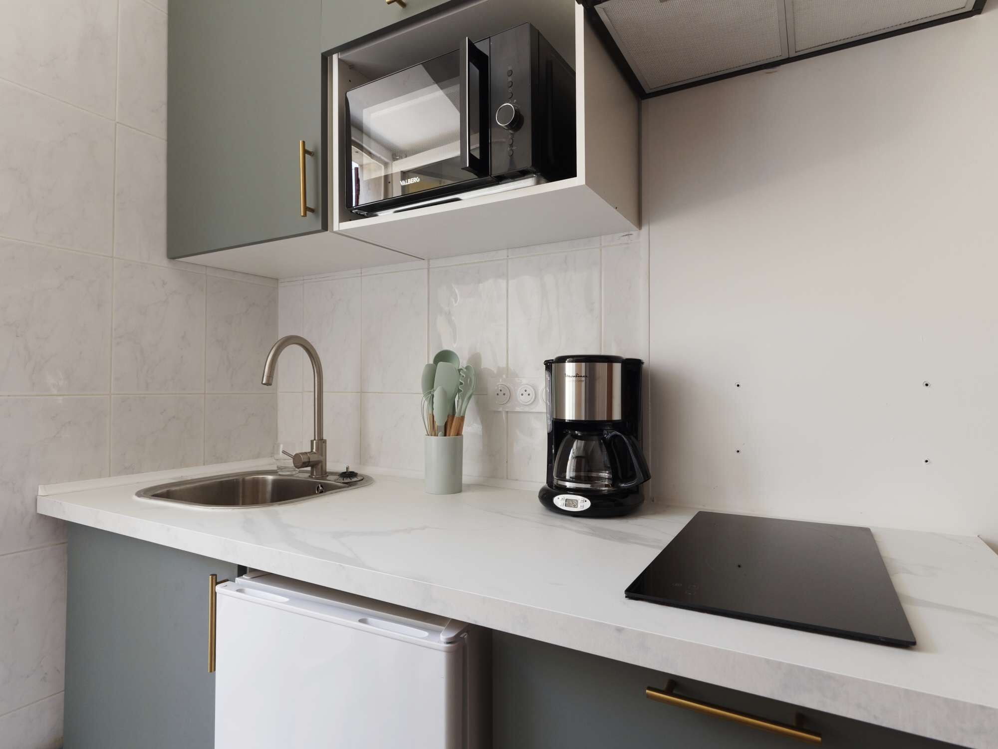 Réfrigérateur, micro-ondes, cafetière/bouilloire, grille-pain