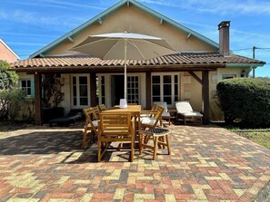 Outdoor dining - Cute house with huge garden and terrace in the heart of Lacanau-Ocean (Lacanau-Ocean)