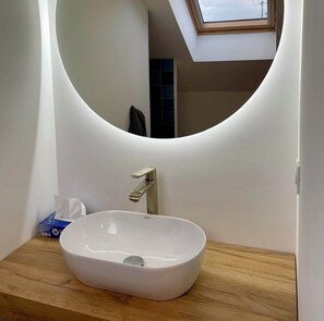 Dusj, håndklær og toalettpapir