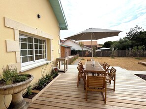 Outdoor dining - Fantastic new house with amazing terrace & garden in the heart of Lacanau-Ocean (Lacanau-Ocean)