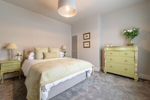 2 bedrooms, desk, iron/ironing board, free WiFi - Luxurious 2-bed cottage in the heart of Barrowford, (Barrowford)