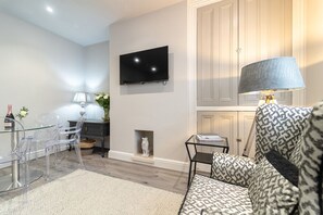 Una Smart TV, un reproductor estéreo