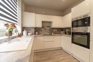 Fridge, microwave, oven, stovetop - Luxurious 2-bed cottage in the heart of Barrowford, (Barrowford)