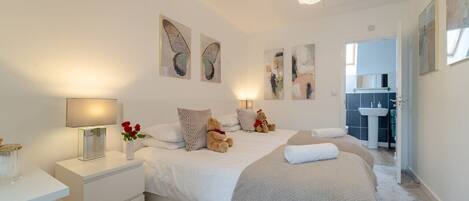 3 Schlafzimmer, Schreibtisch, Bügeleisen/Bügelbrett, kostenloses WLAN