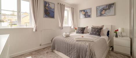 3 bedrooms, desk, iron/ironing board, free WiFi