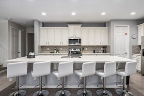 Fridge, microwave, oven, stovetop - 9BR villa w/ heated pool, hot tub & patio (Kissimmee)