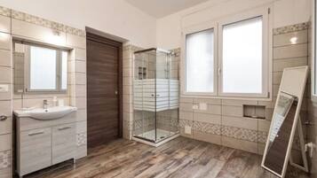 Dusche, Haartrockner, Bidet, Handtücher