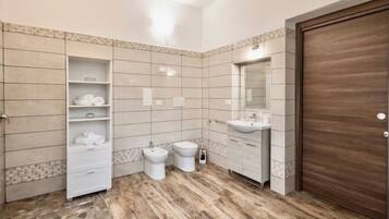 Dusche, Haartrockner, Bidet, Handtücher