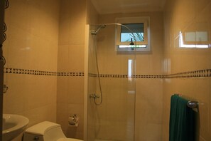 Apartament | Bany | Dutxa, assecador de cabells, tovalloles i paper higiènic 