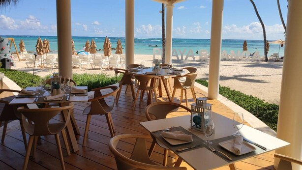Un restaurant situé en bord de mer, avec une terrasse offrant une vue sur l’océan.