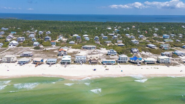 Una zona residenziale costiera con case vicino alla spiaggia e all'oceano.