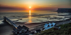 On the beach - Cosy seaside cottage ideal for beach, pub & town. Private sun terrace with fire pit. Dogs welcome. (Saltburn by the sea)