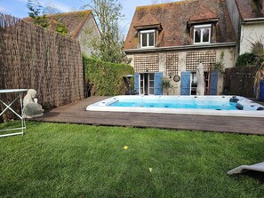 Outdoor spa tub - Maison Familiale, 8 Couchages, Spa, Terrasse (Saint-Arnoult)