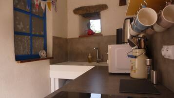 Réfrigérateur, micro-ondes, plaque de cuisson, cafetière/bouilloire