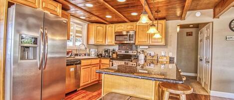 冷蔵庫、電子レンジ、オーブン、コンロ