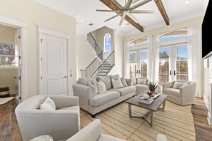 Smart TV, chimenea y libros 