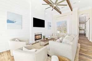 Smart TV, fireplace, books - Steps to Beach! STUNNING! Private Pool, 6-Seater LSV/Golf Cart, 4 Bikes! (Santa Rosa Beach)