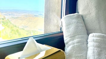 Suite Blu e Oro, Vista Collina | Bathroom | Shower, hydromassage showerhead, free toiletries, hair dryer