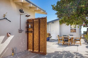 Outdoor dining - Windows on the Waves (Santa Cruz)