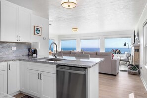 Fridge, microwave, oven, stovetop - Windows on the Waves (Santa Cruz)