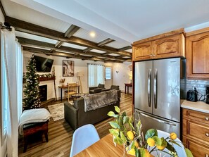 Smart TV, fireplace, books - Happy Valley Spacious Family Townhome.Dog Friendly.Minutes to Blue Mountain (Collingwood)