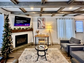 Smart-TV, Kamin, Bücher