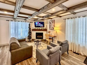 Smart TV, fireplace, books - Happy Valley Spacious Family Townhome.Dog Friendly.Minutes to Blue Mountain (Collingwood)