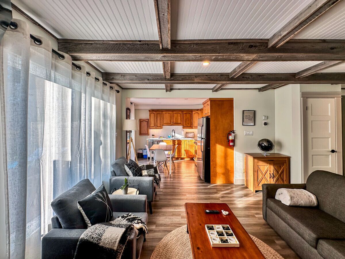 Smart TV, chimenea y libros 