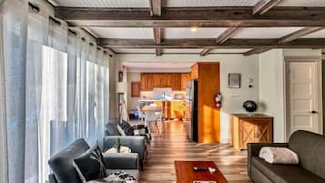 Smart TV, chimenea y libros