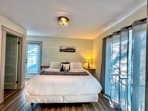 2 bedrooms, desk, iron/ironing board, free WiFi - Beautiful tranquil centrally located condo (Collingwood)