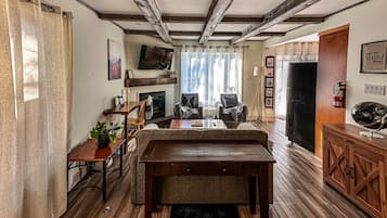 Smart TV, chimenea, libros