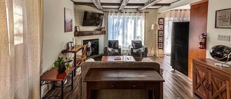 Smart TV, caminetto, libri