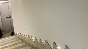 A staircase with a handrail and a door at the top. - La Coffa (Noto)