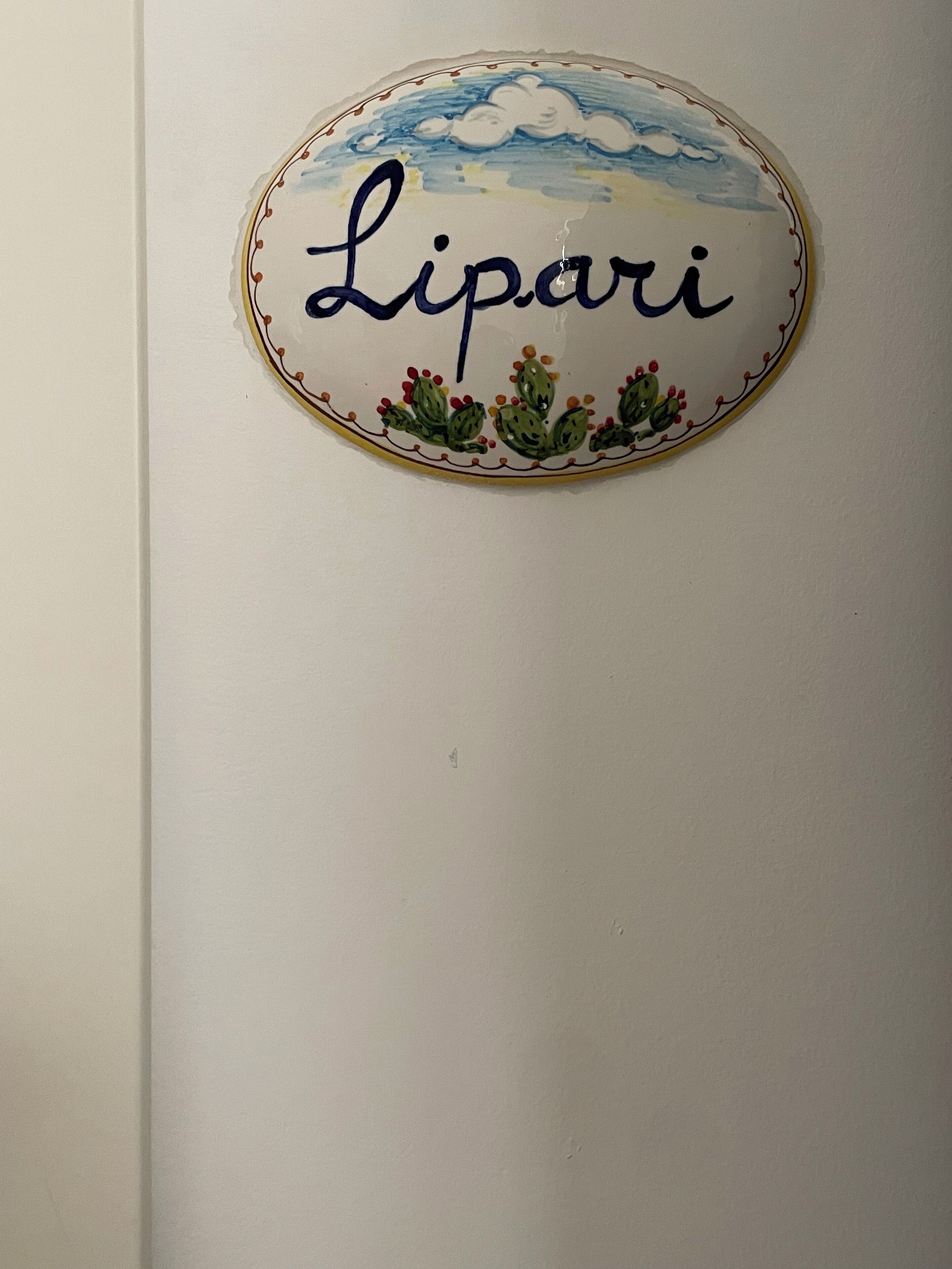 Un letrero en la pared con el nombre 