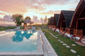 Una piscina al aire libre