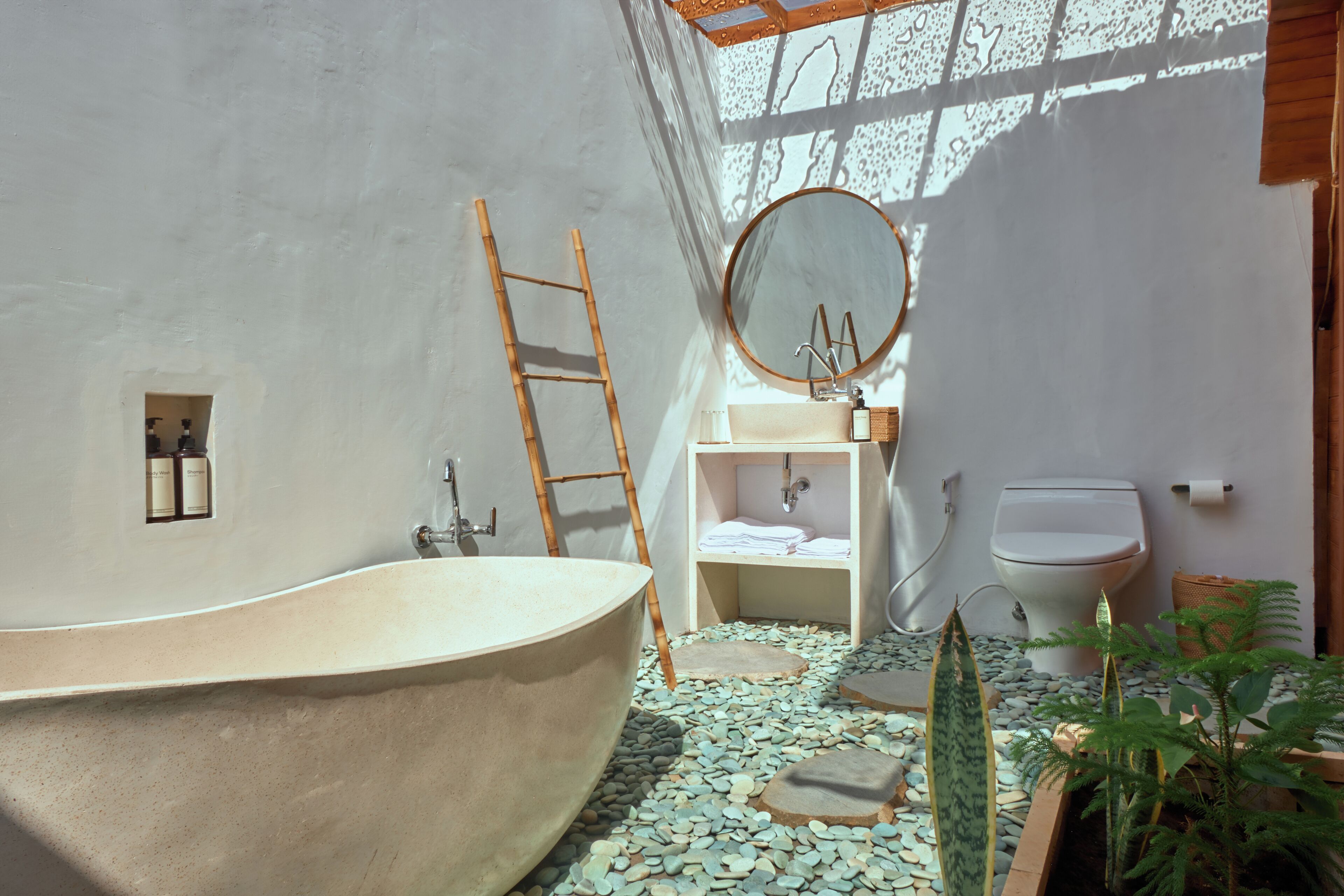 Deluxe Room | Bathroom | Hair dryer, bidet, towels