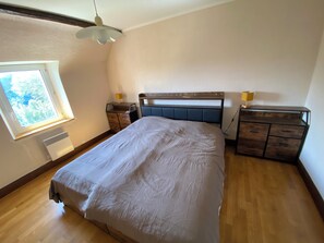 5 Schlafzimmer, Schreibtisch, Bügeleisen/Bügelbrett, kostenloses WLAN