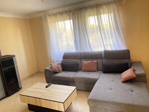 Smart-tv, een open haard, boeken en een computerscherm