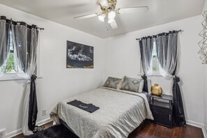 3 bedrooms, free WiFi - Queen G2 Mansion 3 Bedroom Home by RedAwning (Inkster)